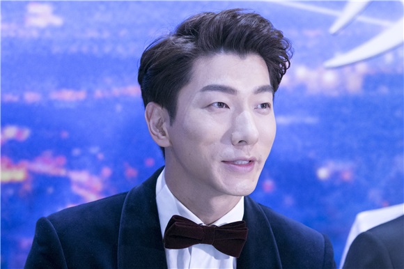 Bigbang成员胜利致歉火车事件 郭碧婷碎花裙小清新