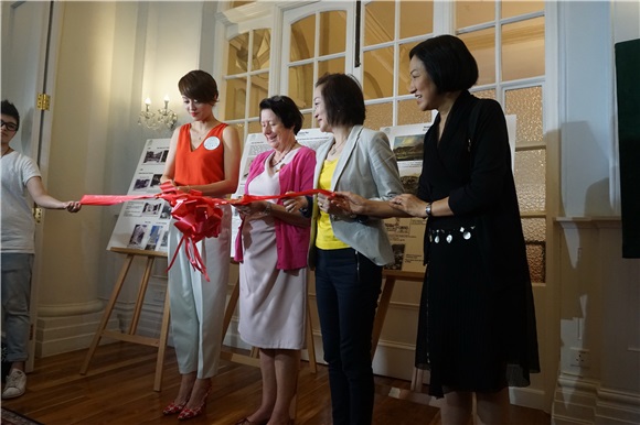 梁咏琪出席梅夫人妇女会百周年历史图片展