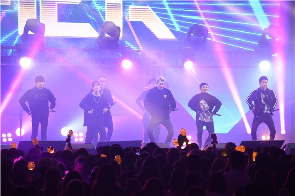 Block B出道七年首登台 演唱夯曲《HER》全场海翻