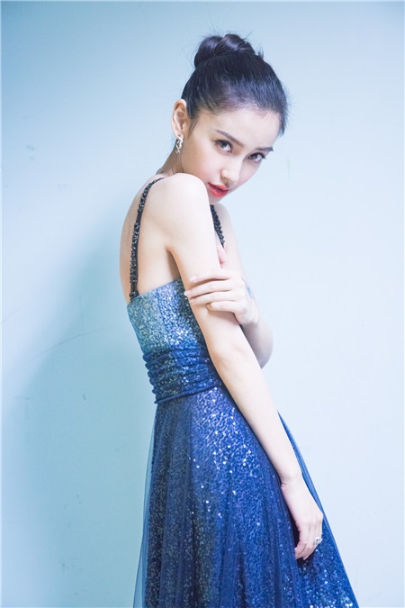 Angelababy再助力慈善 与倪妮即兴合唱情歌为慈善献声