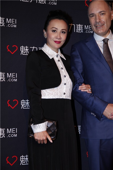 刘嘉玲全黑Look女王气场足 与外籍友人热聊谈笑风生