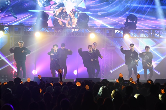 Block B出道七年首登台 演唱夯曲《HER》全场海翻