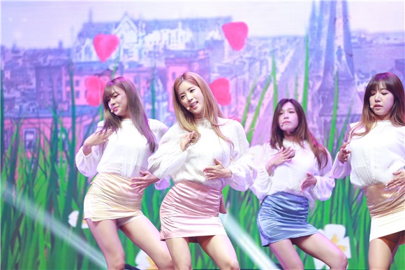 Apink举办《Pink Revolution》Showcase:回归的清纯Idol