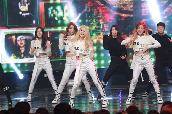 男团MonstaX、女团PRISTIN、EXID、GFriend在MBC《SHOWCHAMPION》中带来精彩舞台