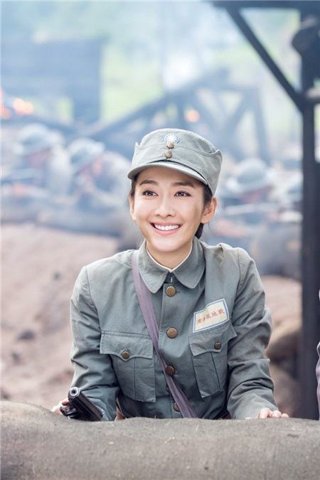 王鸥《锻刀》收视口碑双赢 跑炸点亲上阵被赞敬业
