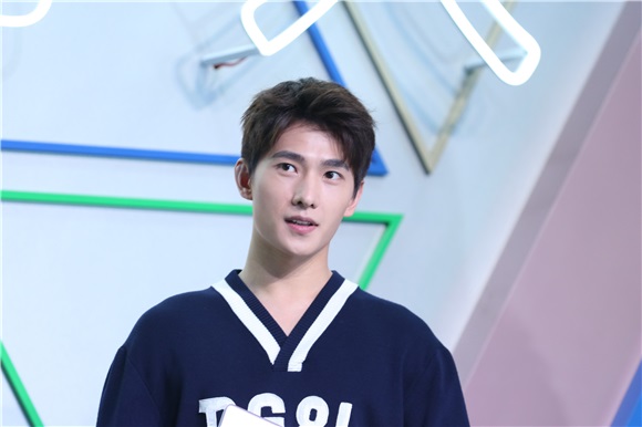 杨洋出席代言电脑品牌新品发布会