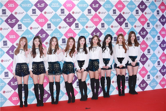 男团EXO、Seventeen、CNBLUE等亮相2016SBS歌谣大战红毯仪式