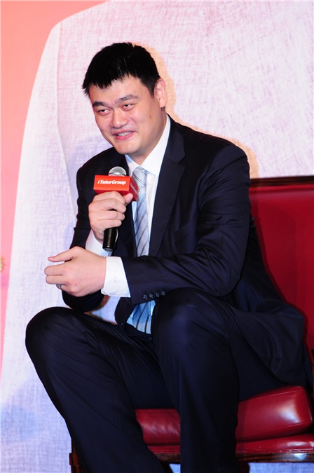 姚明出席某英语培训机构代言活动 大姚西装革履侃侃而谈