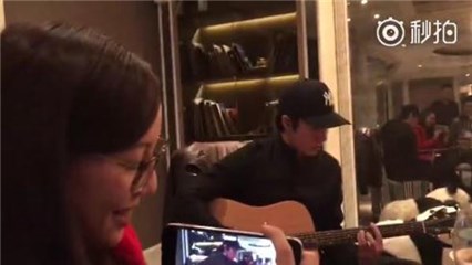 王力宏携妻子做客汪小菲家 现场弹唱徐妈妈热舞抢镜