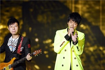 信海外巡演high翻全唱 邀歌迷唱《死了都要爱》