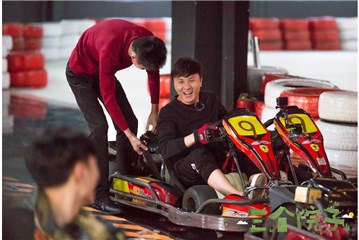 朱桢开卡丁车超兴奋