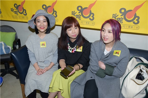 杨千嬅、林兆霞及陈逸宁为《志明与春娇》出席电台访问