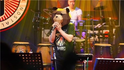 大鹏酒吧蒙面唱歌