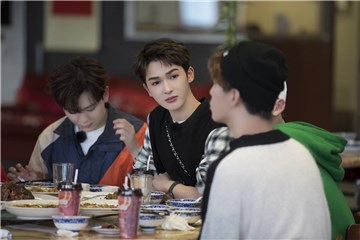朱正廷豪爽点菜