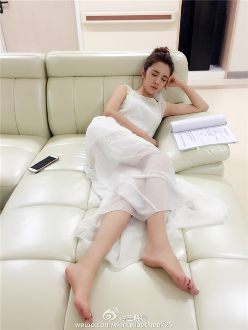 王晓晨成首个「北京瘫」女星 躺出优雅瘫出美