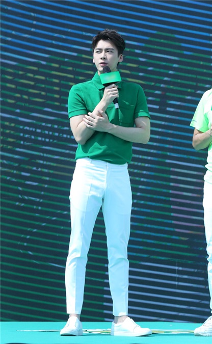 李易峰高温传递绿色活力 暖心护粉贴心获赞