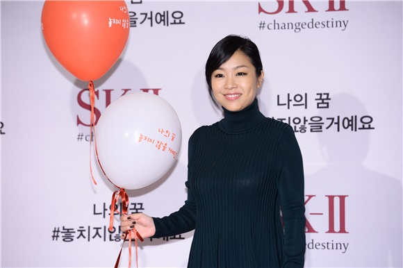 金喜爱、女团少女时代成员Sunny、歌手尹钟信及儿子尹拉益等出席某品牌活动