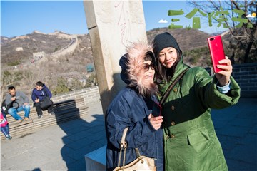 大张伟妈妈和瞿颖合照