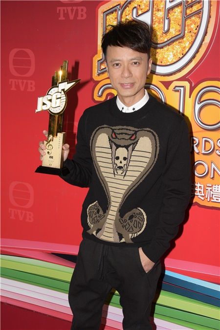 李克勤出席劲歌金曲颁奖典礼的最受欢迎男歌手颁奖仪式