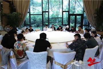【李晨、王千源、杨采钰与主创团队细心围读剧本】