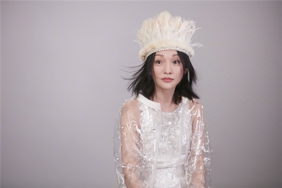 周迅候选香港金像奖最佳女主 白裙出镜展现独特气质