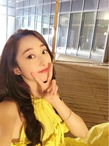 蒋梦婕晒九宫格自拍发福利 网友：美翻了，求嫁