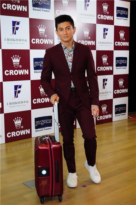 吴奇隆出席CROWN行李箱代言活动 与粉丝合影甘当「人肉背景板」