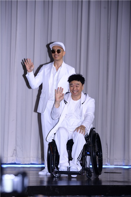 具俊晔、姜元来举行出道20周年纪念发布会 《Produce101》练习生李宇镇到场助阵
