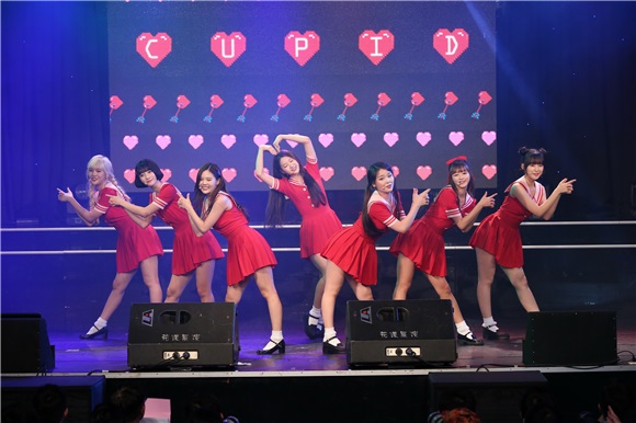 韩国女团OH MY GIRL来台出席专辑粉丝见面会