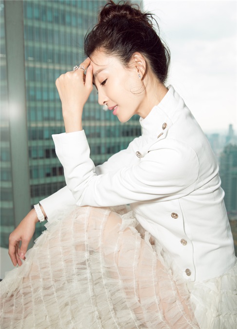 王丽坤展优雅颈部曲线 被赞：「天鹅颈」