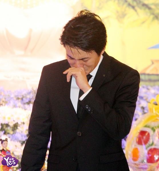 〈Yes 台北现场〉吴克群母亲告别式 播放父母求婚视频感动落泪