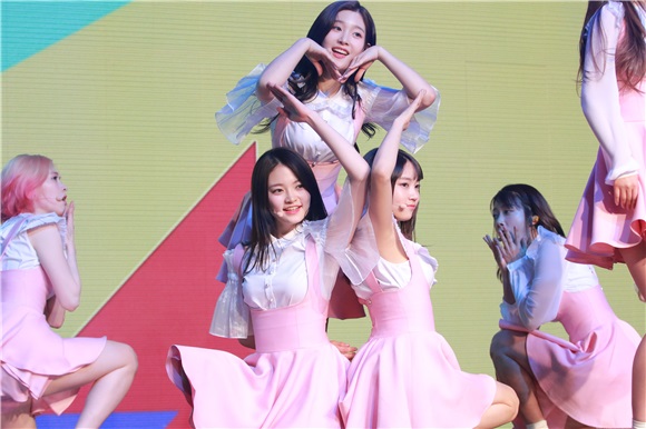 DIA办正规2辑showcase 以9人女团清新亮相