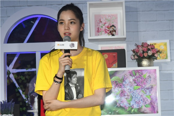 欧阳娜娜现身苏宁快闪店 携众人写纸条为九寨沟的祈福