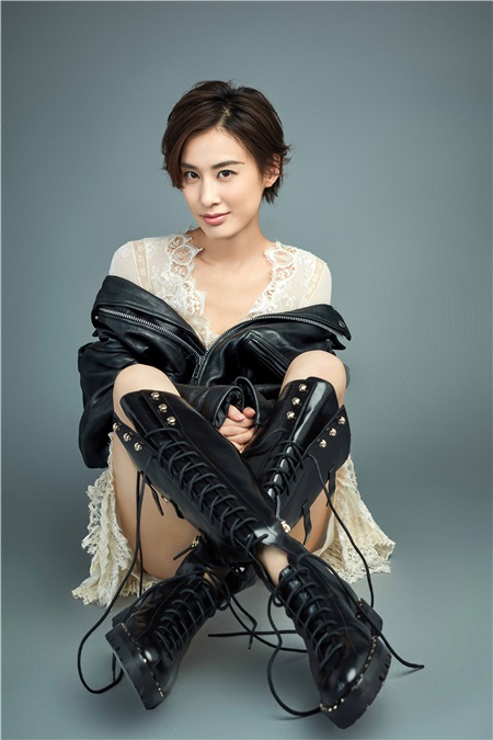 黄圣依率性写真大片曝光 皮外套彰显都市干练女性