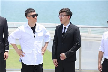 孙红雷和信用经理人栾雨在一起