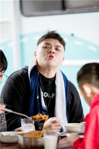 艾福杰尼萌萌撅嘴