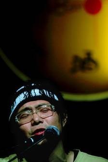 江衡喜欢写歌,怕寂寞搞起了乐队