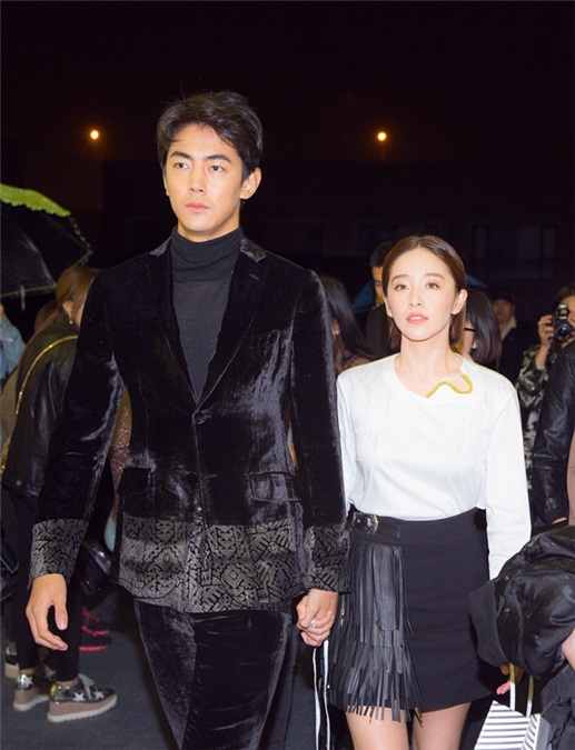 阚清子纪凌尘甜蜜亮相时尚盛典 颜值爆表狂撒狗粮
