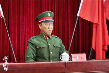 何清正表情严肃