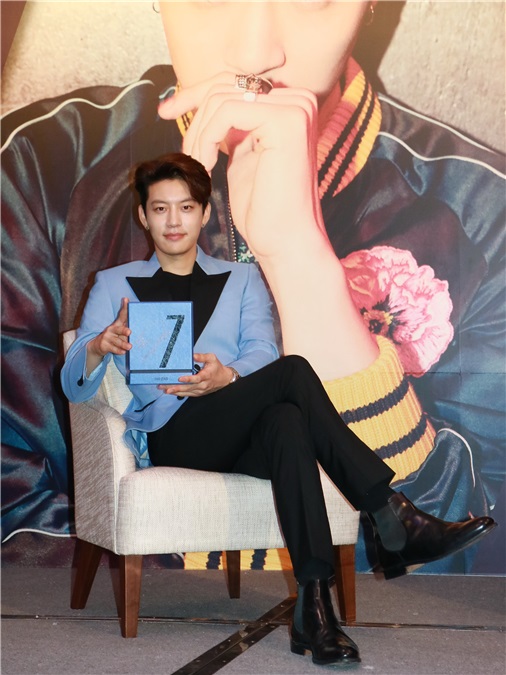 SE7EN崔东旭举行迷你专辑《I AM SE7EN》发布会