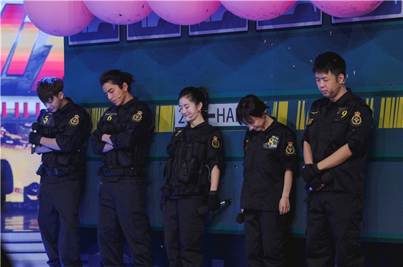 成龙《快本》集结飞虎 王凯黄子韬王大陆上演制服诱惑