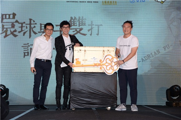周殷廷与符致逸正式签约环球