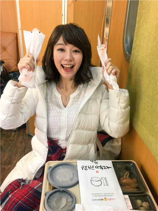 林明祯牵手李敏镐唯美出镜 枫树下骑脚踏车的女孩电晕欧巴