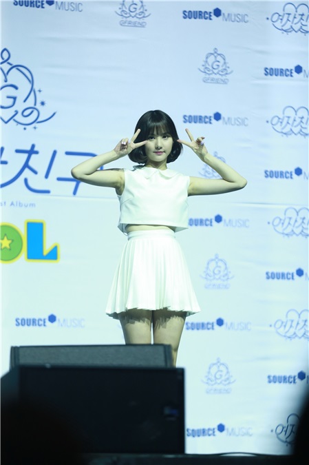 女团GFriend举行首张正规专辑《LOL》发售showcase