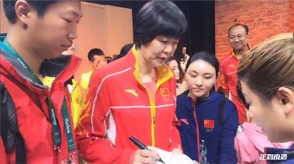 郎平教练正在奥运节目现场准备录制,为粉丝签名