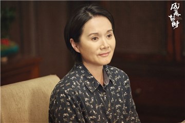 郑兰脸带笑意显慈母之姿