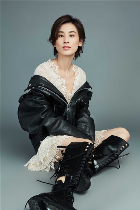 黄圣依率性写真大片曝光 皮外套彰显都市干练女性