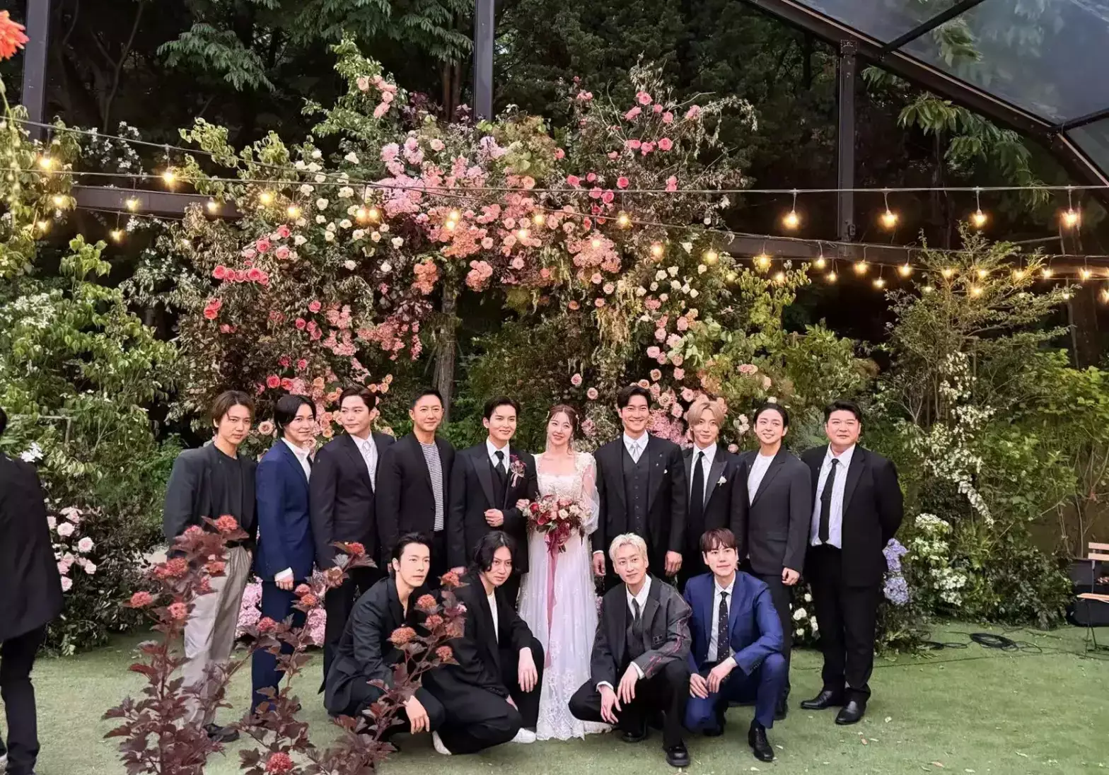 瞬间泪目！厉旭婚礼初代男团SJ全体成员13人完整体齐聚