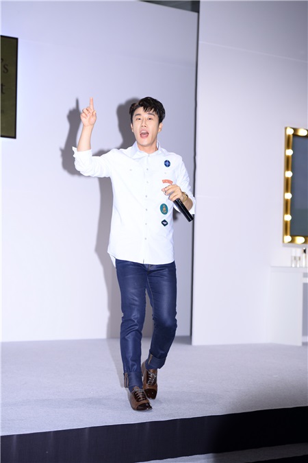 墨镜与西装美男对决 河正宇、T.O.P领衔助阵品牌上市活动