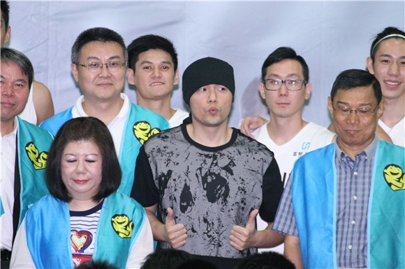 周杰伦出席勇士JAY盟为你加油公益篮球活动